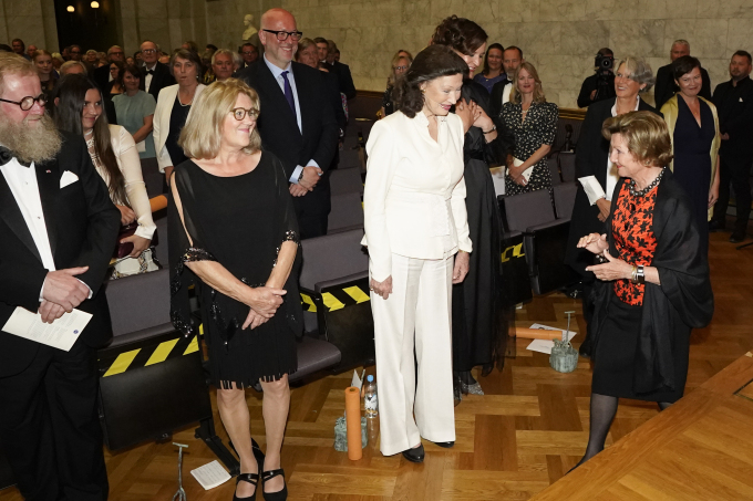Dronning Sonja gratulerte prismottakerne. (Foto: Lise Åserud / NTB)
